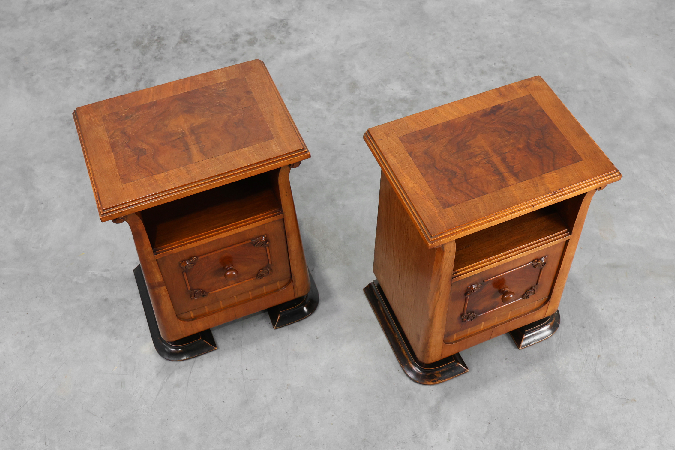 Set of Two Wooden Art Deco Nightstands, Italy 1920sthumbnail